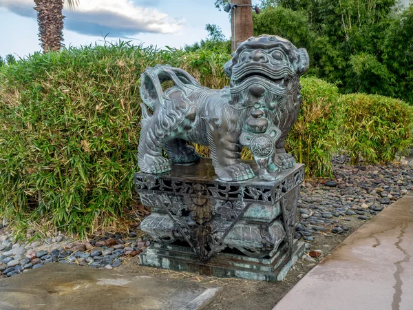 Statua in pietra di un leone — Foto Stock