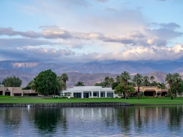 Casas de luxo ao longo de um campo de golfe em Palm Desert Califórnia — Fotografia de Stock