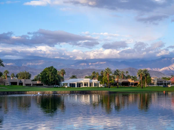 Case di lusso lungo un campo da golf a Palm Desert California — Foto Stock