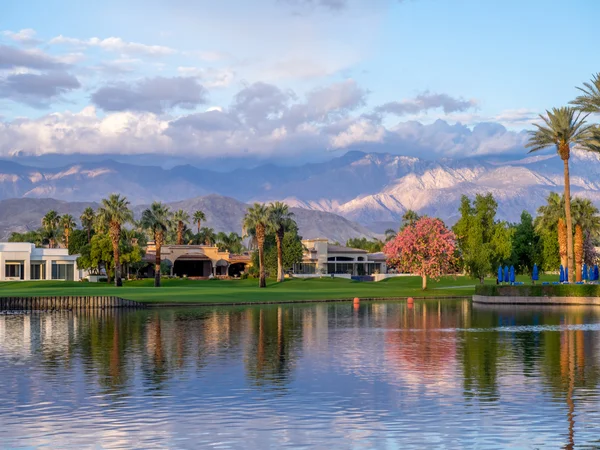 Luxusní domy podél golfového hřiště v Palm Desert Kalifornii — Stock fotografie