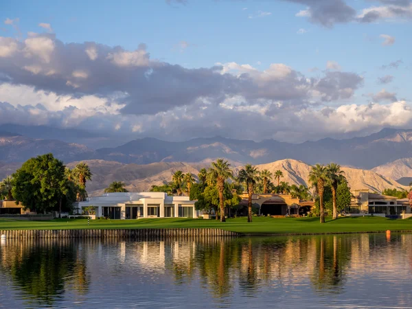 Casas de lujo a lo largo de un campo de golf en Palm Desert California —  Fotos de Stock