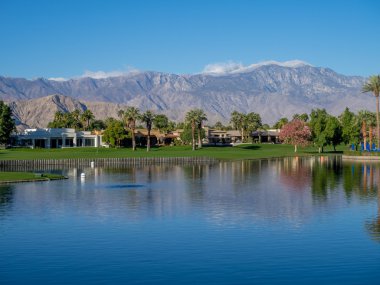 Palm Desert golf sahası boyunca lüks evler