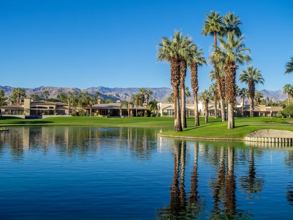 Casas de lujo a lo largo de un campo de golf en Palm Desert — Foto de Stock