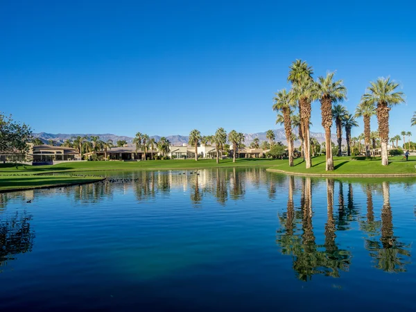 Luxusní domy podél golfového hřiště v Palm Desert — Stock fotografie