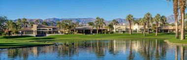 Palm Desert golf sahası boyunca lüks evler