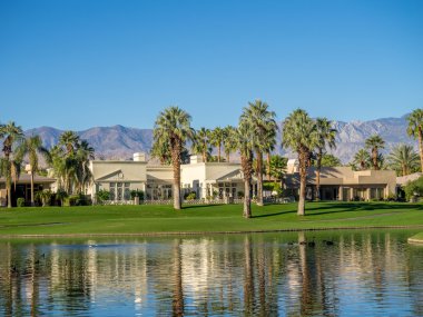 Palm Desert golf sahası boyunca lüks evler