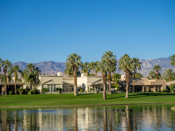 Розкішні будинки вздовж гольфу в Palm Desert — стокове фото