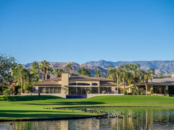 Casas de luxo ao longo de um campo de golfe no deserto de Palm — Fotografia de Stock