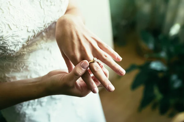 Weddin içinde gelin parmağındaki elmas altın zarif alyans — Stok fotoğraf