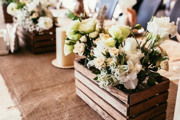 Rustieke bruiloft decoraties. houten kist met boeket van bloemen o — Stockfoto