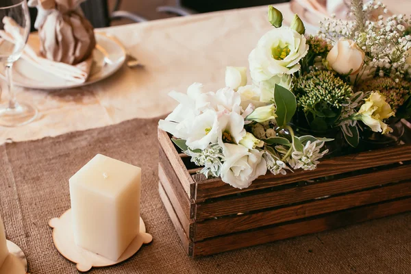 Decorações de casamento rústicas. caixa de madeira e vela com buquê o — Fotografia de Stock