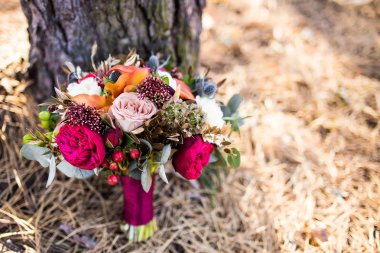 Marsala düğün buket kırmızı gül ile cope yer ile