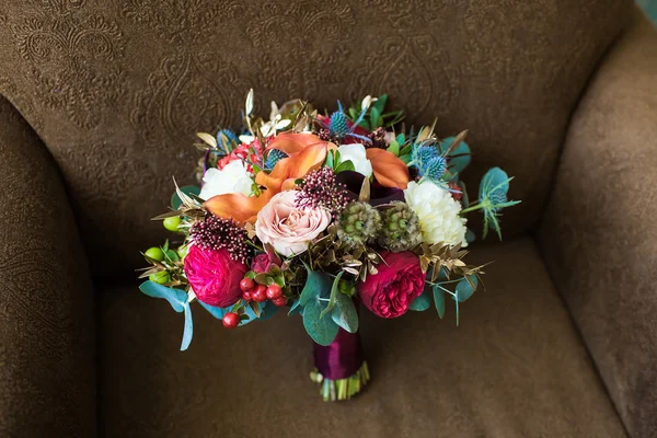 Hochzeit Marsala Strauß mit Rosen und anderen Blumen auf braunen ar — Stockfoto