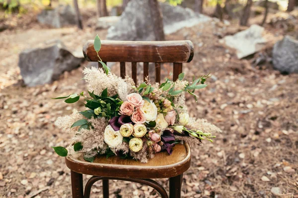 Casamento. Recém-casados. Buquê de noiva. O noivo em um terno e as mãos de noiva com um buquê de flores rosa e vegetação — Fotografia de Stock