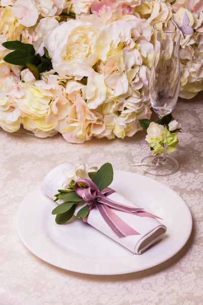 Table setting in pink color — Stock Photo, Image
