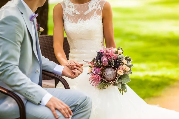 Boda pareja cogida de la mano — Foto de Stock