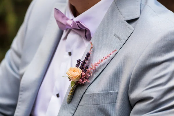 A detail photo of a grooms wedding boutonniere — Stock Photo, Image