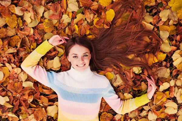 Schöne Mädchen im Herbst. gesunde lange Haare — Stockfoto