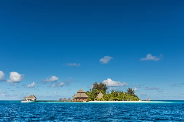 Petite île tropicale avec villas de plage — Photo