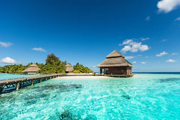 Strandvillen auf einer kleinen tropischen Insel — Stockfoto