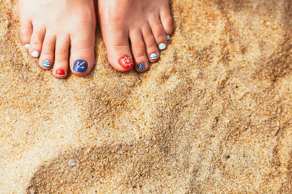 kadın deniz stil yaz kıyısında güneşli da kum ayak pedicured