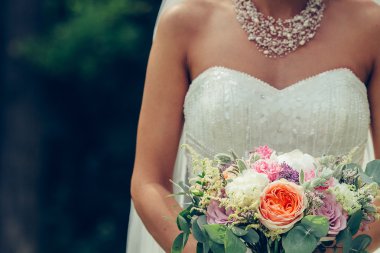 Gelin holding büyük düğün buketi