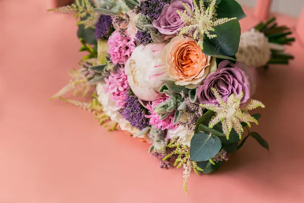 Wedding bouquet on ping background — Stock Photo, Image