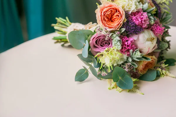 Wedding bouquet on table — Stock Photo, Image