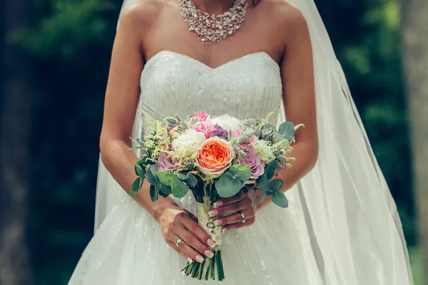 Noiva segurando grande buquê de casamento — Fotografia de Stock