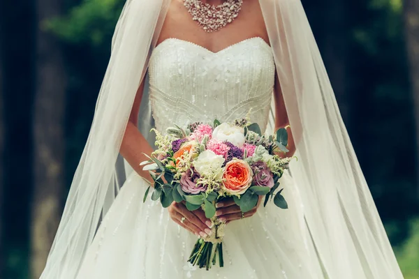 Braut hält großen Hochzeitsstrauß — Stockfoto