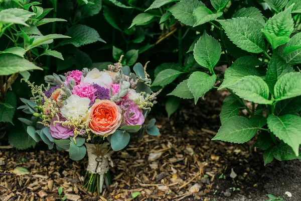 Buquê de casamento ao ar livre — Fotografia de Stock