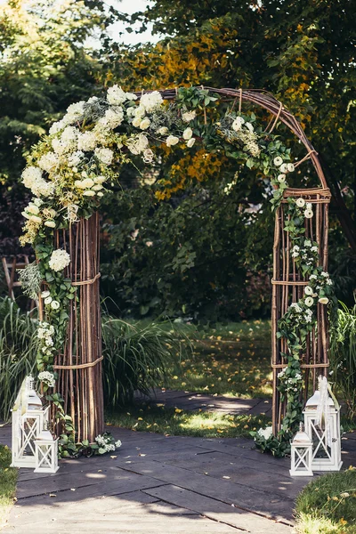 Arco de casamento na floresta — Fotografia de Stock