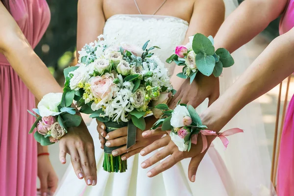 Primo piano di bouquet sposa e damigelle d'onore — Foto Stock