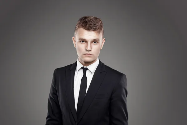 Portrait de jeune marié branché avec cravate noire sur fond gris — Photo