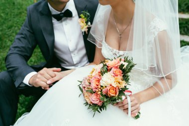Damat Düğün gününde weding gelin buketi gelin eliyle tutarak