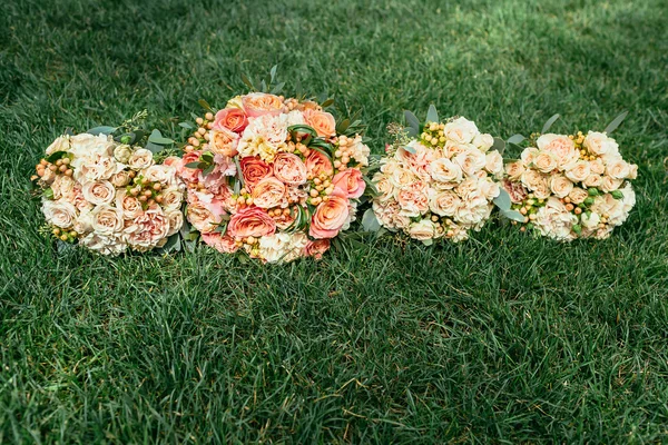 Hochzeitssträuße von Braut und Brautjungfern auf Gras mit Platz für — Stockfoto