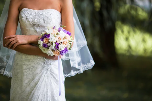 Невеста с вуалью проведение свадебные букеты на свадебной церемонии — стоковое фото