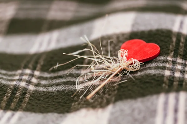 Corazón en palo con espacio de copia contra fondo de manta — Foto de Stock