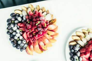 plakaları beyaz sekmesinde sulu meyve ürün yelpazesine catering