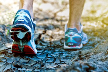 Runner ayakları üzerinde çalışan yol closeup ayakkabıları çatlamak. Adam fitness 