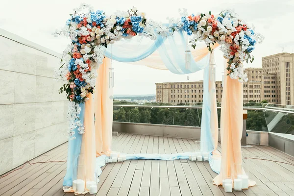 Arco de casamento com flores dispostas na cidade para uma cera de casamento — Fotografia de Stock