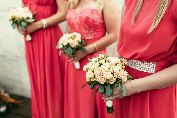 Demoiselle d'honneur la même habillée avec des bouquets de roses et autres flo — Photo