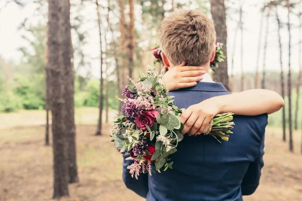 Невеста обнимая жениха с лиловыми розами свадебный букет на свадьбе С — стоковое фото