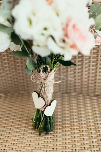 Dos corazones de madera con arco en el ramo de bodas —  Fotos de Stock