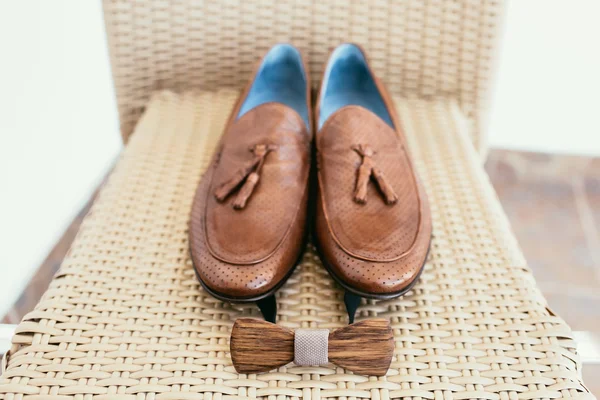 Accesorios de boda del novio. Zapatos marrón y pajarita de madera —  Fotos de Stock