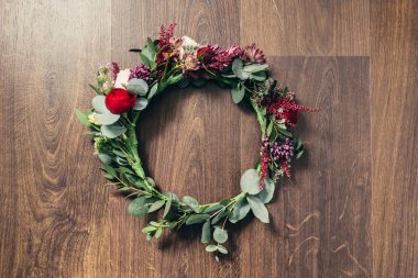 Güzel düğün kırmızı gül çiçek taç ahşap arka plan üzerinde