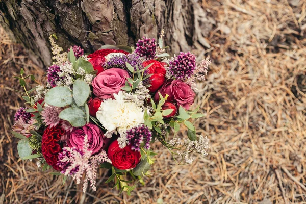 Ramo de boda rústico de rosa roja con espacio para hacer frente —  Fotos de Stock