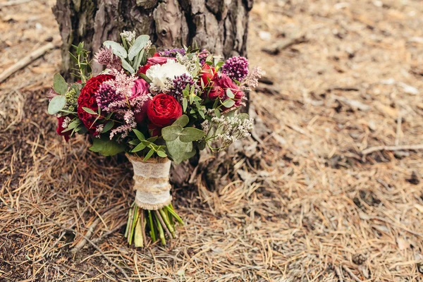 Rustikaler Hochzeitsstrauß mit roter Rose mit viel Platz — Stockfoto