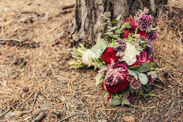 Bouquet da sposa rustico di rosa lilla con spazio per far fronte — Foto Stock