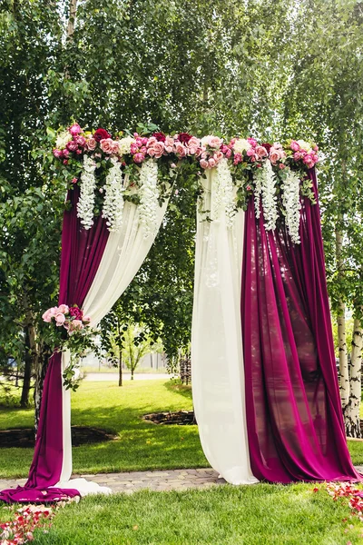 Lilac wedding arch with flowers on ceremony place — ストック写真
